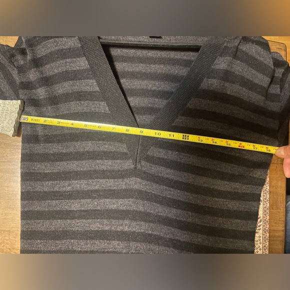 Banana Republic Extra Fine Italian Merino Black and Gray V-Neck sweater - Picture 8 of 8